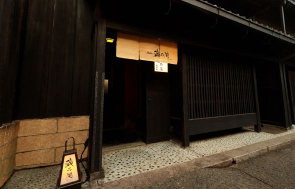 ならまちの完全予約制レストラン「蔵乃間」で味わう江戸川の鰻づくしコース